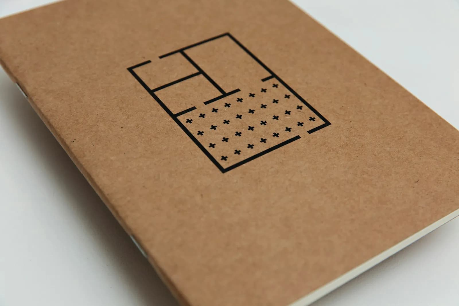 Cuaderno de tapas de cartón con el dibujo de una planta en la portada