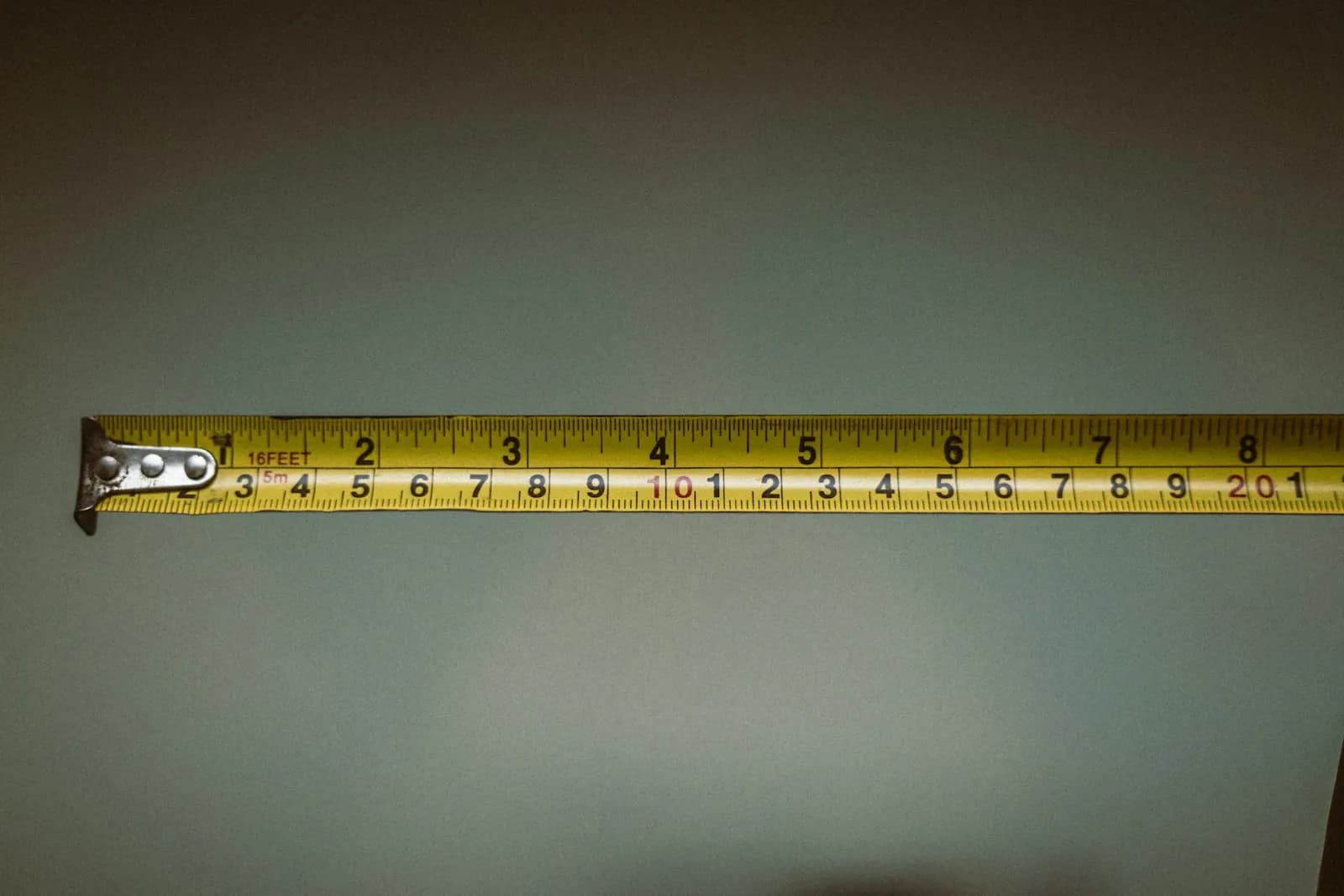 Mano sujetando una cinta métrica extendida